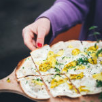 Rezept für fruchtigen Flammkuchen mit Curry-Hähnchen und Ananas – blitzschnell vom Pizzastein vom Grill oder aus dem Ofen | moeyskitchen.com