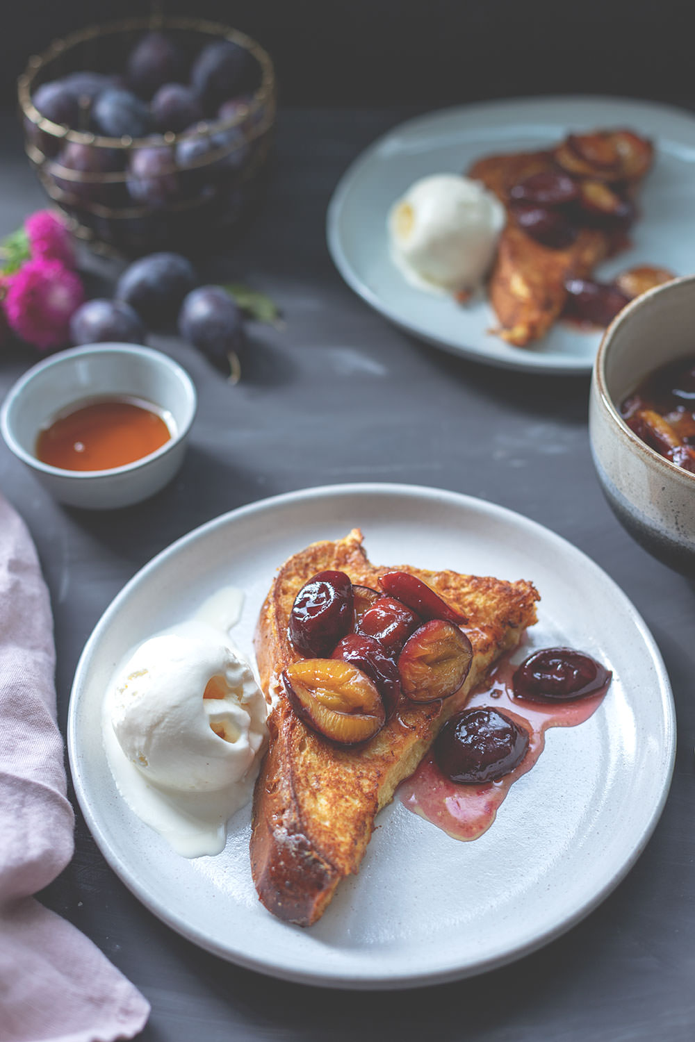 Rezept für French Toast mit karamellisierten Zwetschgen und einfachem Vanilleeis | moeyskitchen.com