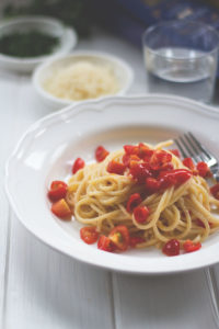 Das Rezept für die Spaghetti aus Gragnano zur Blogparade von Stevan Pauls Roman "Der große Glander" – Spaghetti mit kleinen Tomatenstückchen, etwas Knoblauch, Olivenöl, Peperoncini