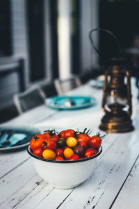 Rezept für italienischen Brotsalat. Leckere Abwandlung vom Panzanella mit frischen Tomaten, Paprika, roter Zwiebel und knusprig geröstetem Brot | moeyskitchen.com