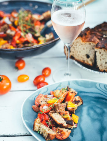 Rezept für italienischen Brotsalat. Leckere Abwandlung vom Panzanella mit frischen Tomaten, Paprika, roter Zwiebel und knusprig geröstetem Brot | moeyskitchen.com