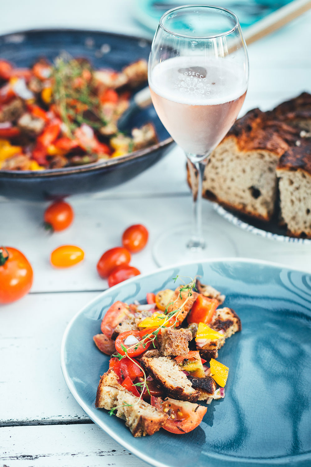 Rezept für italienischen Brotsalat. Leckere Abwandlung vom Panzanella mit frischen Tomaten, Paprika, roter Zwiebel und knusprig geröstetem Brot | moeyskitchen.com