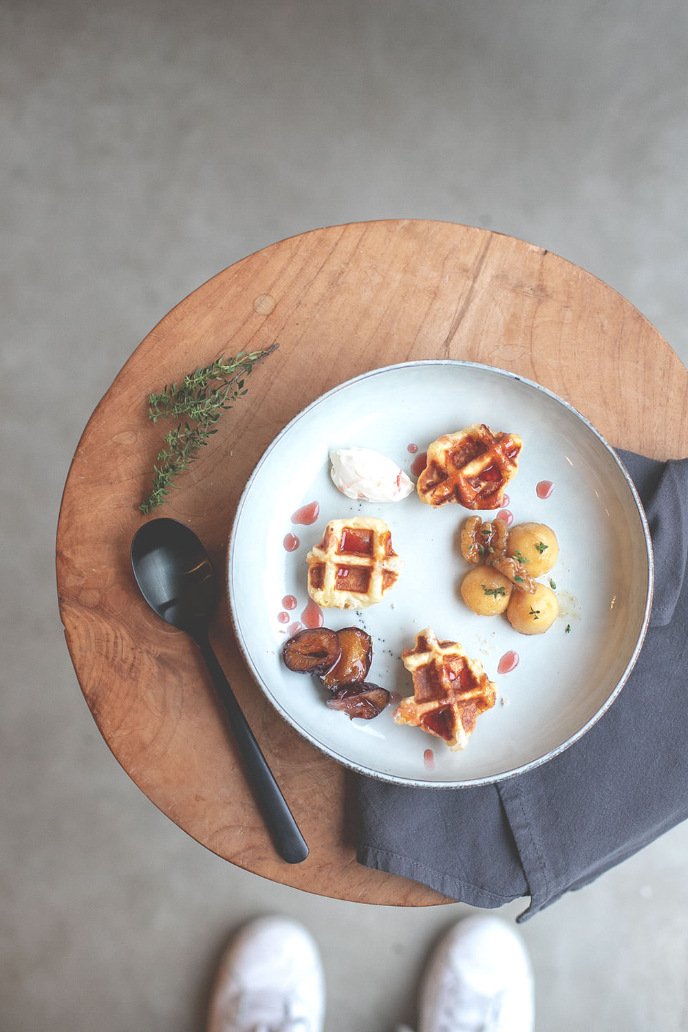 Rezept für Lütticher Waffeln, serviert mit ofengerösteten Ahornsirup-Zwetschgen, karamellisierten Vanille-Äpfeln mit Walnüssen und einem Klecks französischer Crème fraîche | moeyskitchen.com