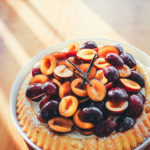 Rezept für saftigen Marzipan-Pflaumen-Kuchen. Mit einem unkomplizierten Boden, der nur aus Marzipan und Ei besteht, getoppt von Crème fraîche, Zwetschgen und Vanillesirup | moeyskitchen.com