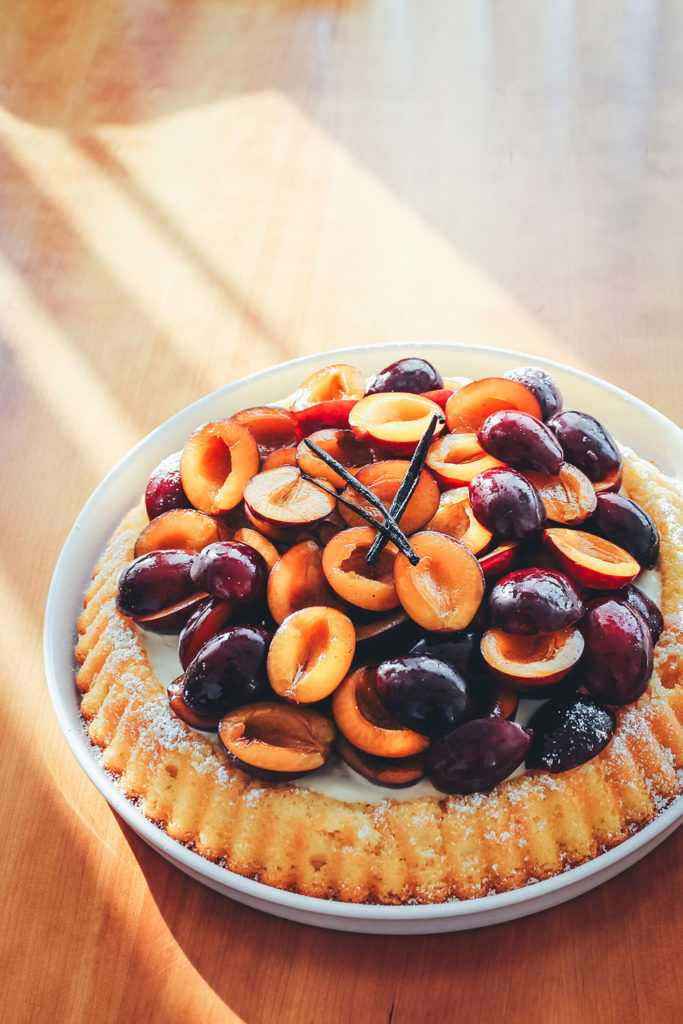 Pflaumen-Marzipan-Kuchen mit Vanille-Pflaumen und Crème fraîche - moey ...