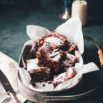 Rezept für saftige Milchreis-Brownies mit Schokolade. Statt mit Mehl werden sie mit Milchreis gebacken, damit sind die glutenfrei und die Zubereitung ist ganz einfach. | moeyskitchen.com