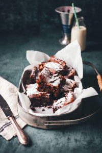 Rezept für saftige Milchreis-Brownies mit Schokolade. Statt mit Mehl werden sie mit Milchreis gebacken, damit sind die glutenfrei und die Zubereitung ist ganz einfach. | moeyskitchen.com