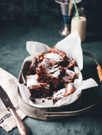 Rezept für saftige Milchreis-Brownies mit Schokolade. Statt mit Mehl werden sie mit Milchreis gebacken, damit sind die glutenfrei und die Zubereitung ist ganz einfach. | moeyskitchen.com