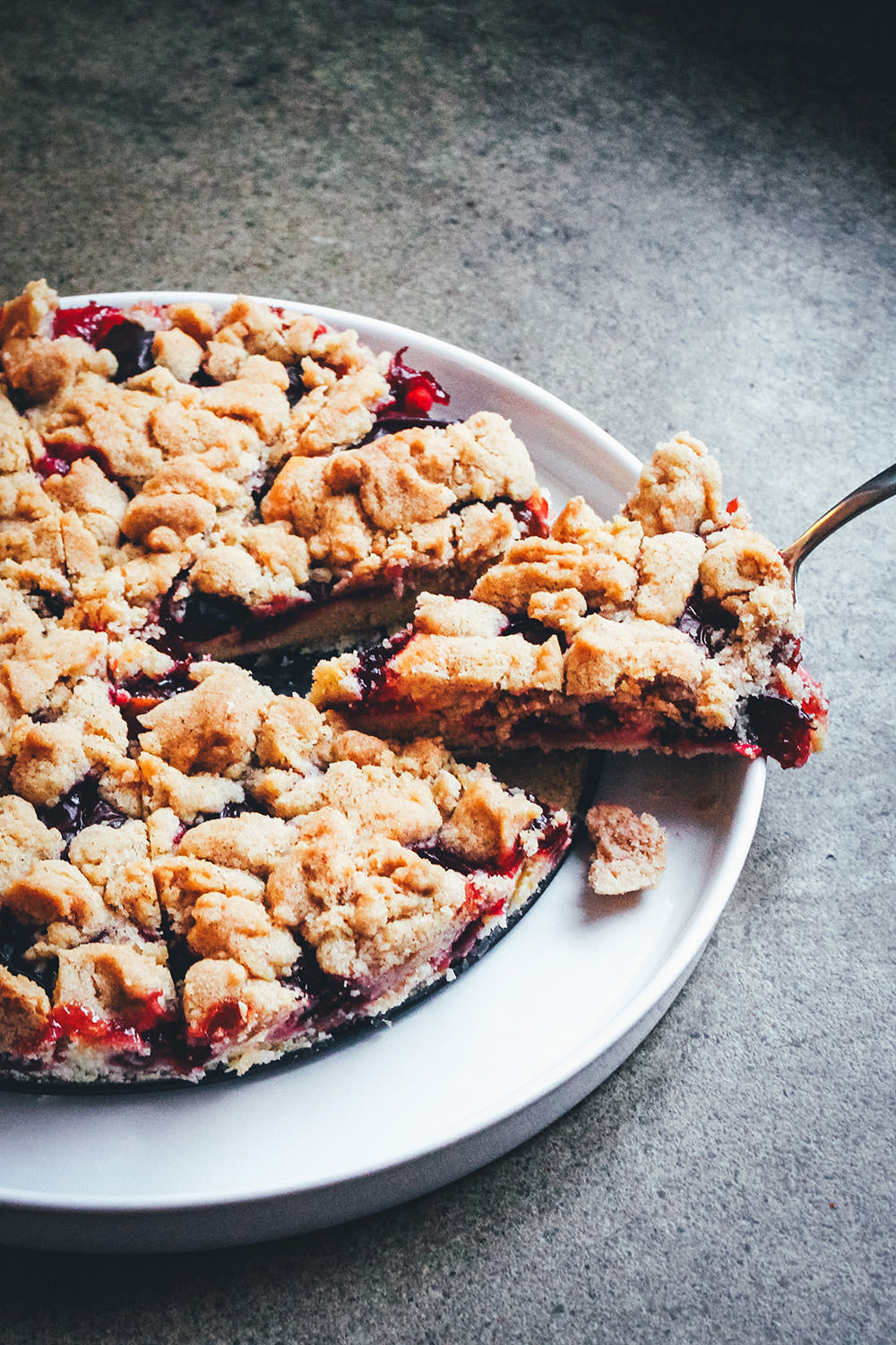 Rezept für einen und leckeren Pflaumenkuchen mit saftigem Rührteigboden und knusprigen Zimt-Streuseln | moeyskitchen.com