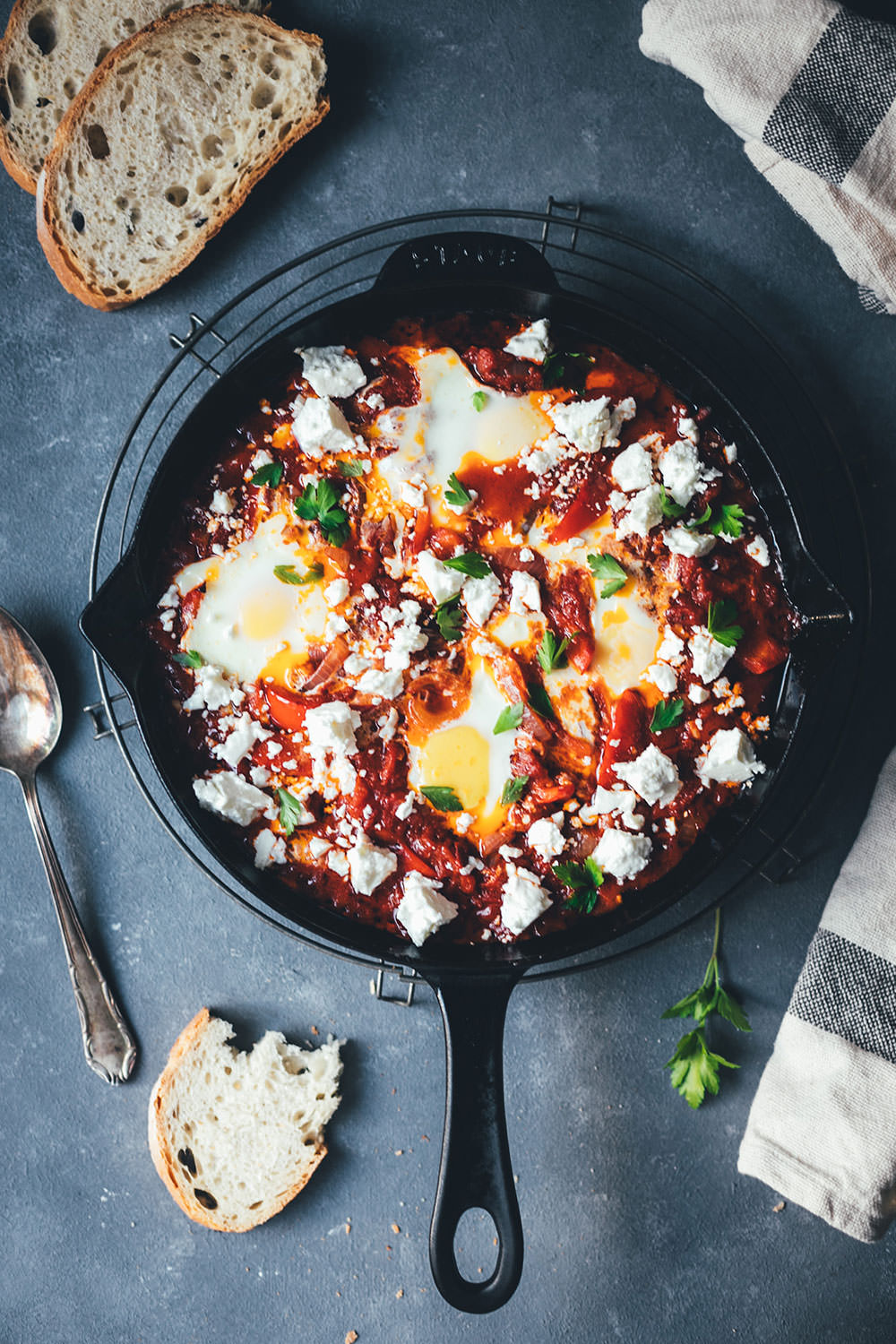 Rezept für würzige Shakshuka aus dem Ofen | das beliebte Gericht aus Nordafrika und Israel mit nur 15 Minuten Arbeitsaufwand – gart im Ofen ganz von alleine! | moeyskitchen.com