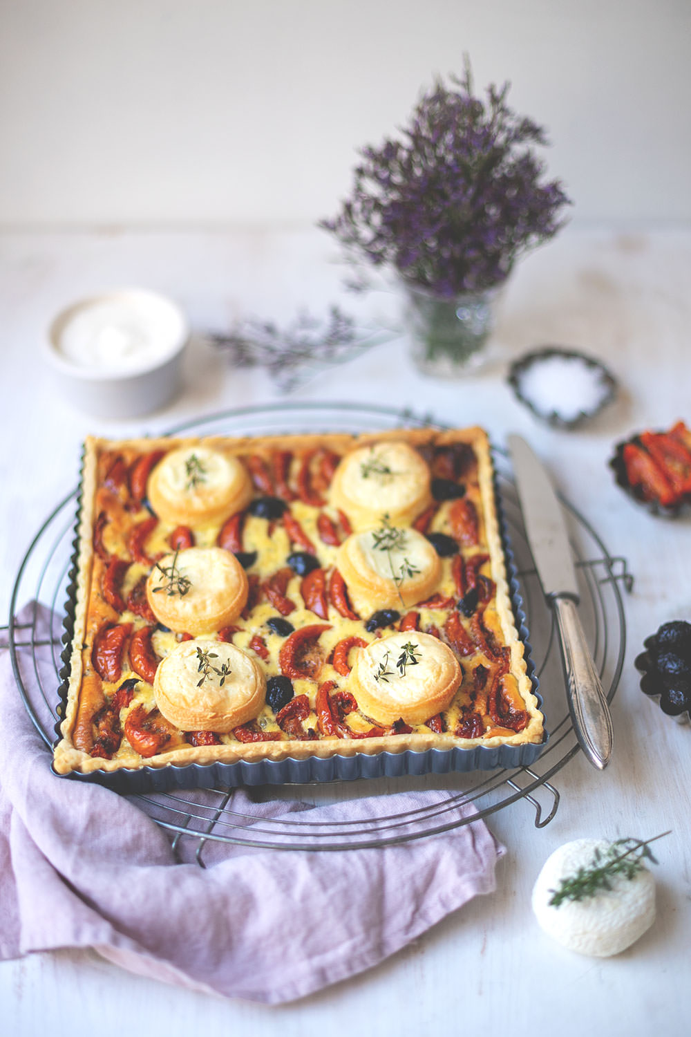 Rezept für französische Tomaten-Tarte mit halbgetrockneten-Tomaten, Ziegenkäse, Oliven und Thymian | moeyskitchen.com