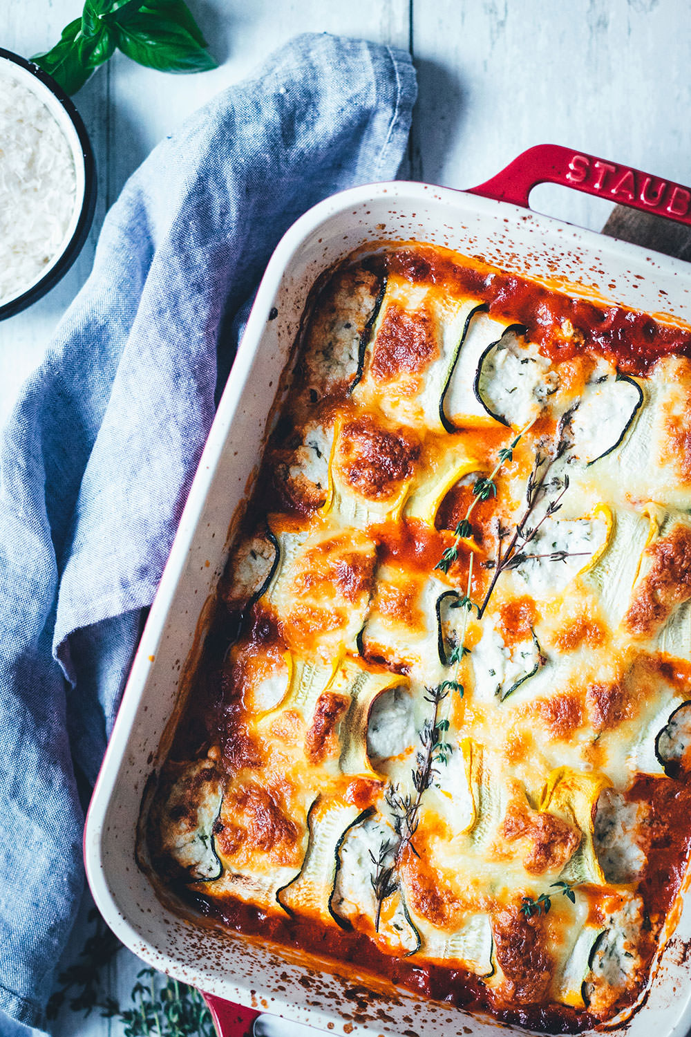 Rezept für gratinierte Zucchini-Ricotta-Röllchen mit Tomaten und Mozzarella. Würziger Auflauf mit Sommergemüse und Kräutern, perfekt für die schnelle Feierabendküche. | moeyskitchen.com