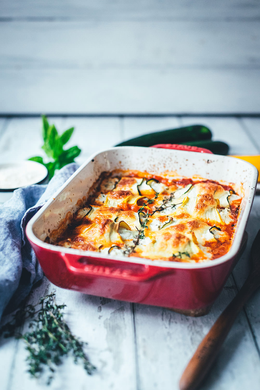 Rezept für gratinierte Zucchini-Ricotta-Röllchen mit Tomaten und Mozzarella. Würziger Auflauf mit Sommergemüse und Kräutern, perfekt für die schnelle Feierabendküche. | moeyskitchen.com