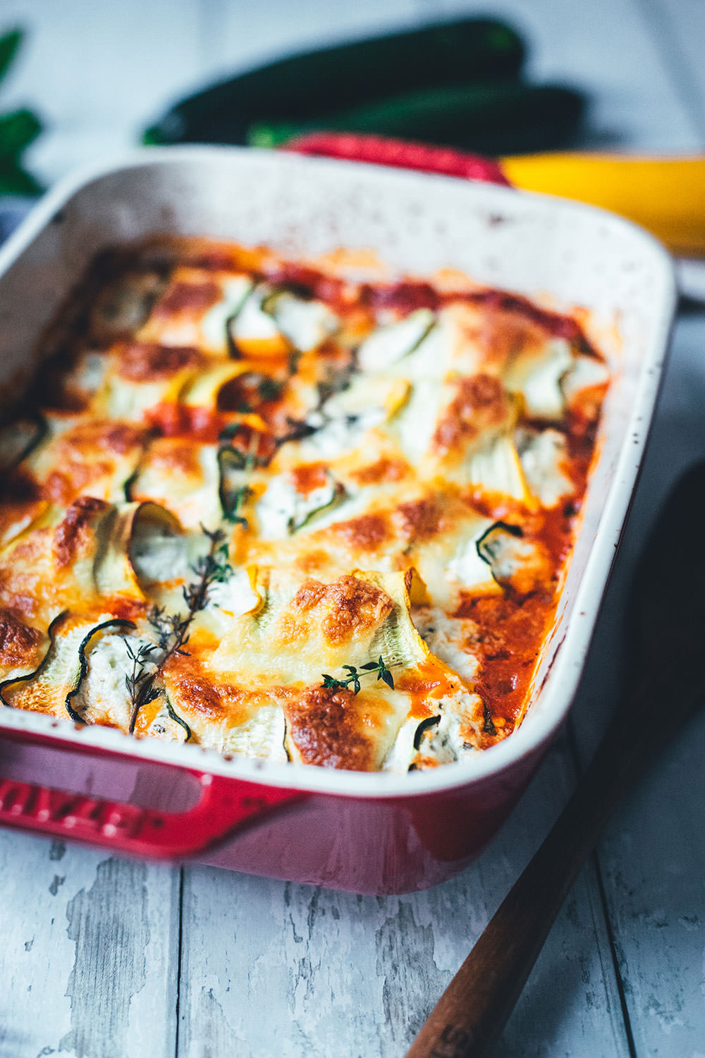 Rezept für gratinierte Zucchini-Ricotta-Röllchen mit Tomaten und Mozzarella. Würziger Auflauf mit Sommergemüse und Kräutern, perfekt für die schnelle Feierabendküche. | moeyskitchen.com