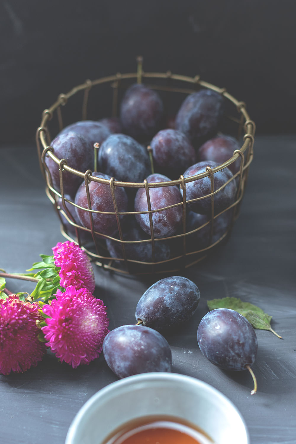 Bild von frischen, reifen Zwetschgen im Spätsommer | moeyskitchen.com