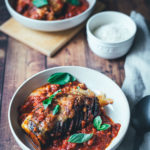 Der italienische Klassiker Parmigiana di Melanzane mal anders zubereitet: Rezept für Hasselback Aubergine. Würziger Auberginenauflauf mit Parmesan und Mozzarella. Mit nur wenigen Zutaten und ein paar Handgriffen schnell im Ofen | moeyskitchen.com