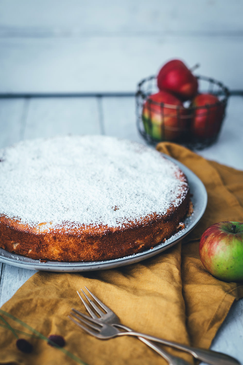 Italienischer Apfelkuchen – Rezept für einen besonders saftigen Kuchen mit säuerlichen Äpfeln, Olivenöl, Ricotta und Zitrone. Ganz einfach umzusetzen und ein super leckeres Apfel-Rezept! | moeyskitchen.com