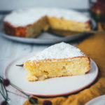 Italienischer Apfelkuchen – Rezept für einen besonders saftigen Kuchen mit säuerlichen Äpfeln, Olivenöl, Ricotta und Zitrone. Ganz einfach umzusetzen und ein super leckeres Apfel-Rezept! | moeyskitchen.com