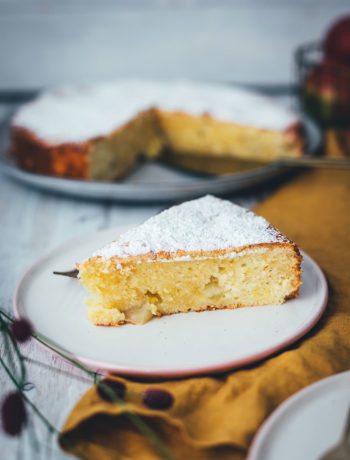 Italienischer Apfelkuchen – Rezept für einen besonders saftigen Kuchen mit säuerlichen Äpfeln, Olivenöl, Ricotta und Zitrone. Ganz einfach umzusetzen und ein super leckeres Apfel-Rezept! | moeyskitchen.com