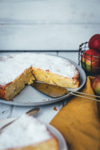 Italienischer Apfelkuchen – Rezept für einen besonders saftigen Kuchen mit säuerlichen Äpfeln, Olivenöl, Ricotta und Zitrone. Ganz einfach umzusetzen und ein super leckeres Apfel-Rezept! | moeyskitchen.com