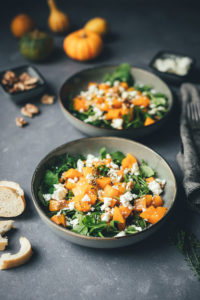 Rezept für lauwarmen Kürbis-Salat mit Rucola, Feta und Walnüssen | vegetarische Herbstküche | moeyskitchen.com