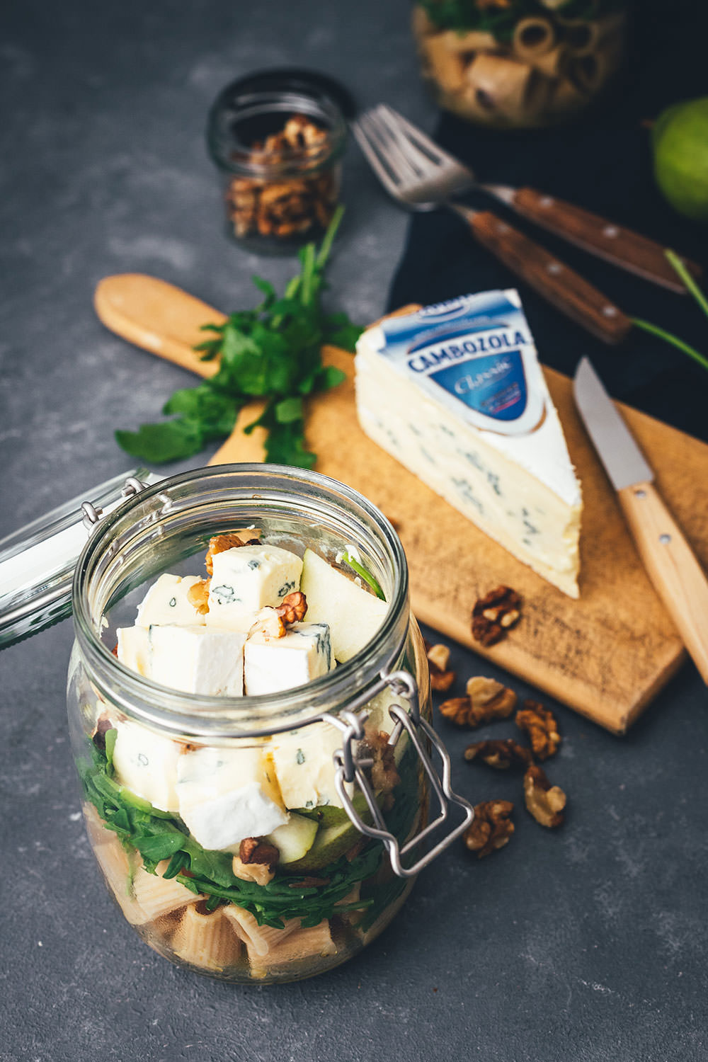 Rezept für herbstlichen Nudelsalat im Glas. Das perfekte Mittagessen für unterwegs, zum Picknick, im Büro oder am heimischen Schreibtisch. Mit kerniger Vollkorn-Pasta, knackiger Birne, würzigem Rucola, gerösteten Walnusskernen und leckerem CAMBOZOLA. Einfach zu machen und gut als Meal Prep vorzubereiten. | moeyskitchen.com