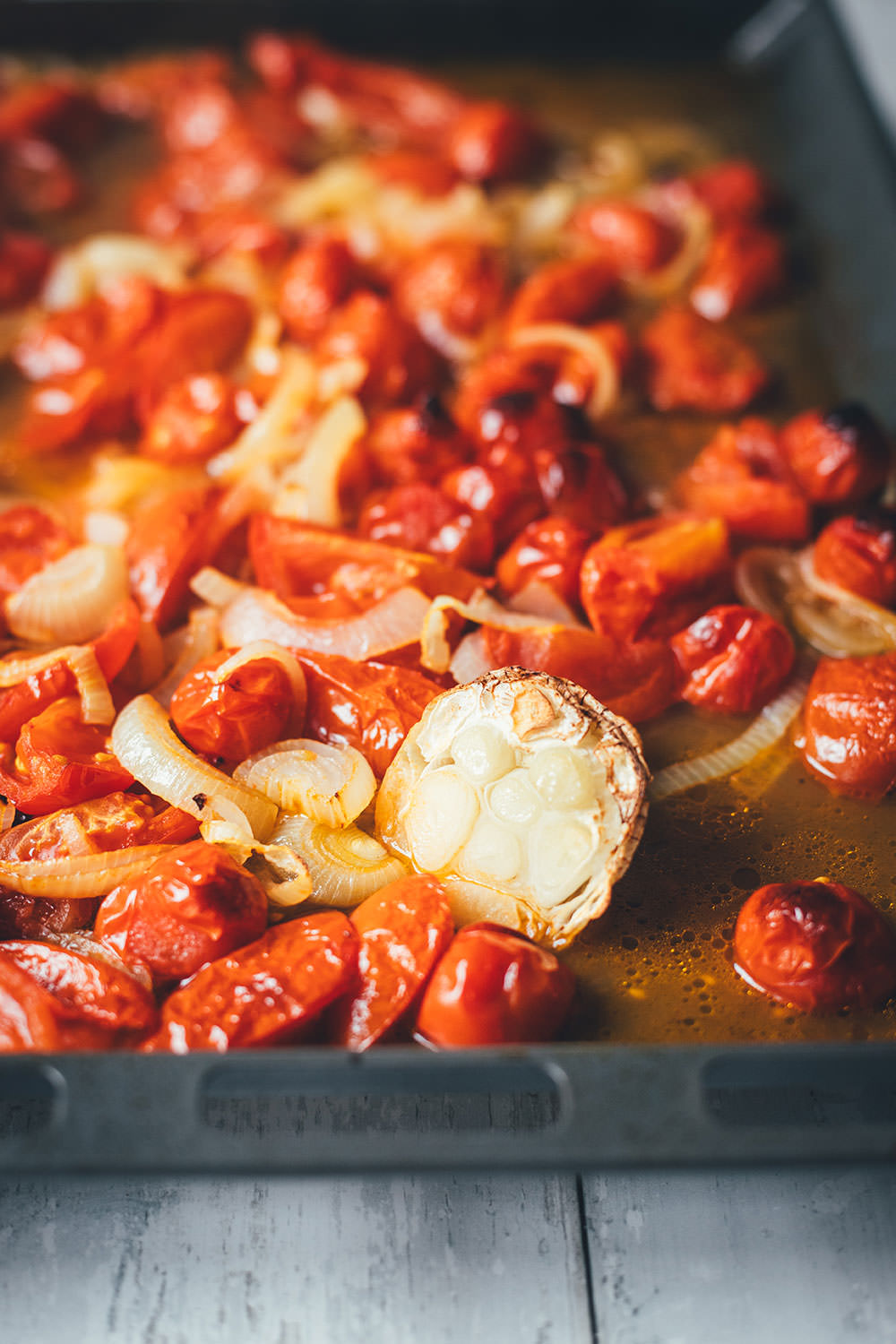 Rezept für cremige Tomatensuppe als blitzschnelle Rösttomatensuppe aus dem Ofen. Verfeinert mit Zwiebeln, Knoblauch, Parmesan und Basilikum. Fix auf dem Tisch und perfekt für die schnelle Feierabendküche im Spätsommer! | moeyskitchen.com