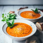 Rezept für cremige Tomatensuppe als blitzschnelle Rösttomatensuppe aus dem Ofen. Verfeinert mit Zwiebeln, Knoblauch, Parmesan und Basilikum. Fix auf dem Tisch und perfekt für die schnelle Feierabendküche im Spätsommer! | moeyskitchen.com