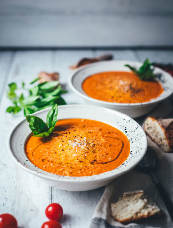 Rezept für cremige Tomatensuppe als blitzschnelle Rösttomatensuppe aus dem Ofen. Verfeinert mit Zwiebeln, Knoblauch, Parmesan und Basilikum. Fix auf dem Tisch und perfekt für die schnelle Feierabendküche im Spätsommer! | moeyskitchen.com