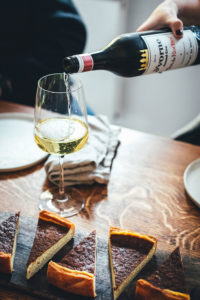 Rezept für Schweizer Käsewähe mit Gruyère und Schweizer Emmentaler. Würzige Käsetarte, die hervorragend zu einem Schweizer Weißwein wie dem Clos du Rocher Grand Cru Yvorne AOC 2019 passt. | moeyskitchen.com