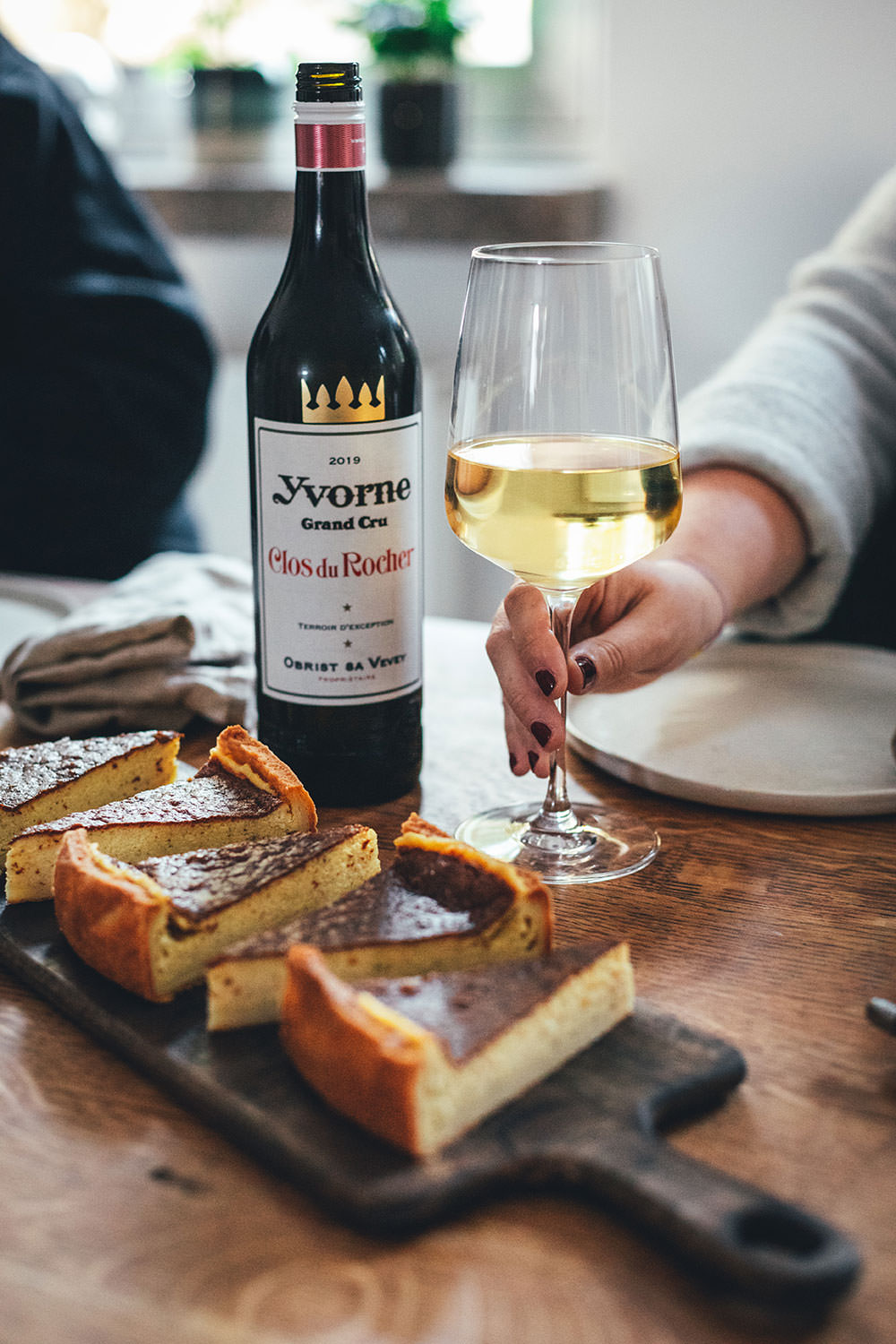 Rezept für Schweizer Käsewähe mit Gruyère und Schweizer Emmentaler. Würzige Käsetarte, die hervorragend zu einem Schweizer Weißwein wie dem Clos du Rocher Grand Cru Yvorne AOC 2019 passt. | moeyskitchen.com