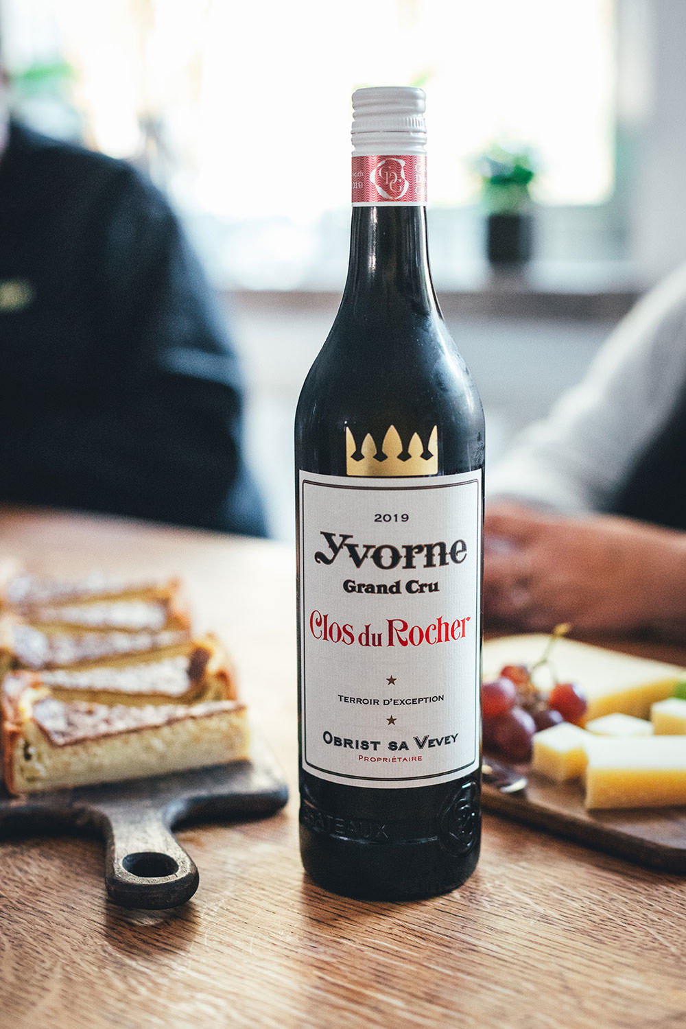 Rezept für Schweizer Käsewähe mit Gruyère und Schweizer Emmentaler. Würzige Käsetarte, die hervorragend zu einem Schweizer Weißwein wie dem Clos du Rocher Grand Cru Yvorne AOC 2019 passt. | moeyskitchen.com