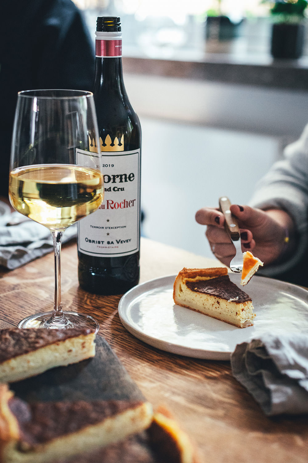 Rezept für Schweizer Käsewähe mit Gruyère und Schweizer Emmentaler. Würzige Käsetarte, die hervorragend zu einem Schweizer Weißwein wie dem Clos du Rocher Grand Cru Yvorne AOC 2019 passt. | moeyskitchen.com