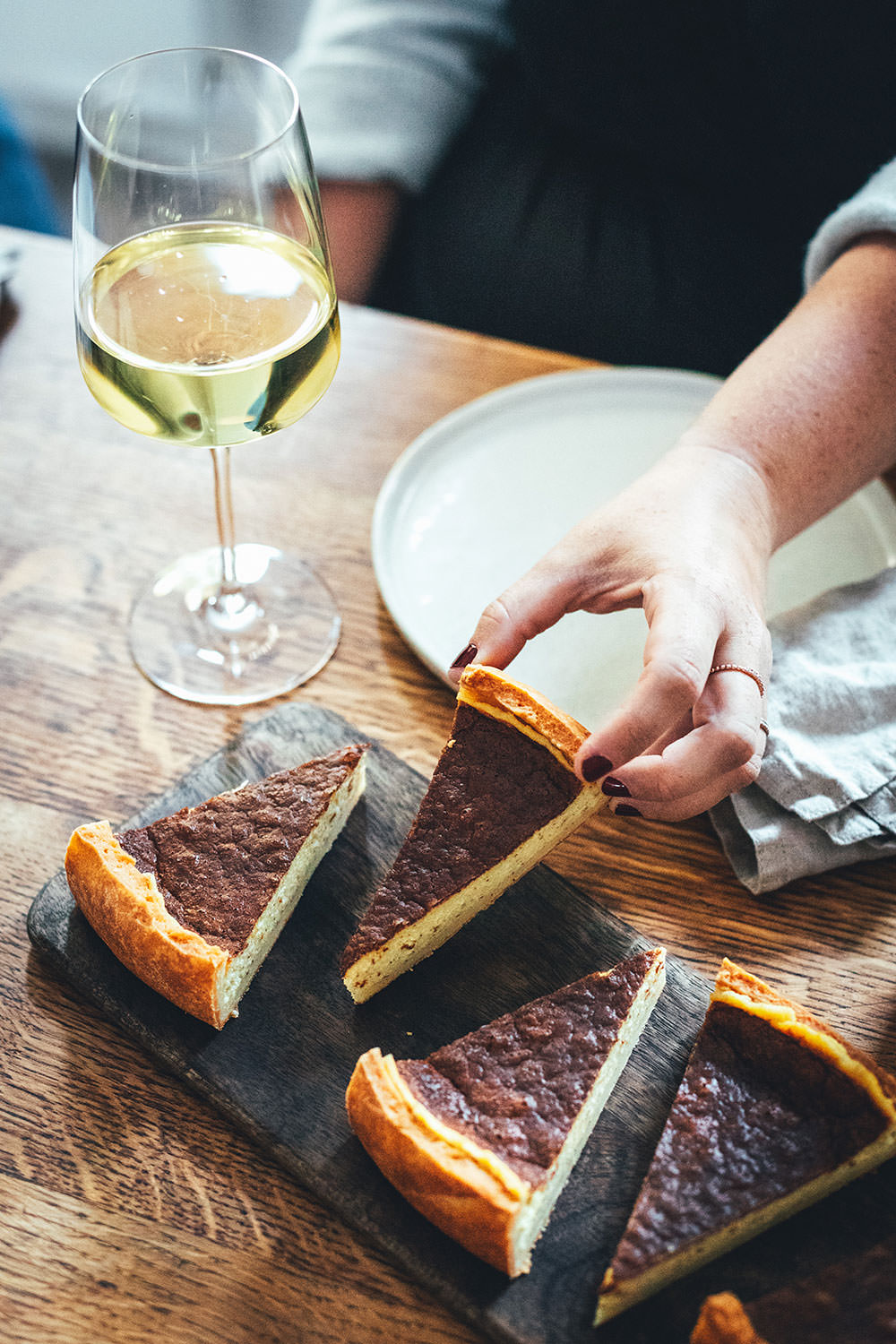 Rezept für Schweizer Käsewähe mit Gruyère und Schweizer Emmentaler. Würzige Käsetarte, die hervorragend zu einem Schweizer Weißwein wie dem Clos du Rocher Grand Cru Yvorne AOC 2019 passt. | moeyskitchen.com