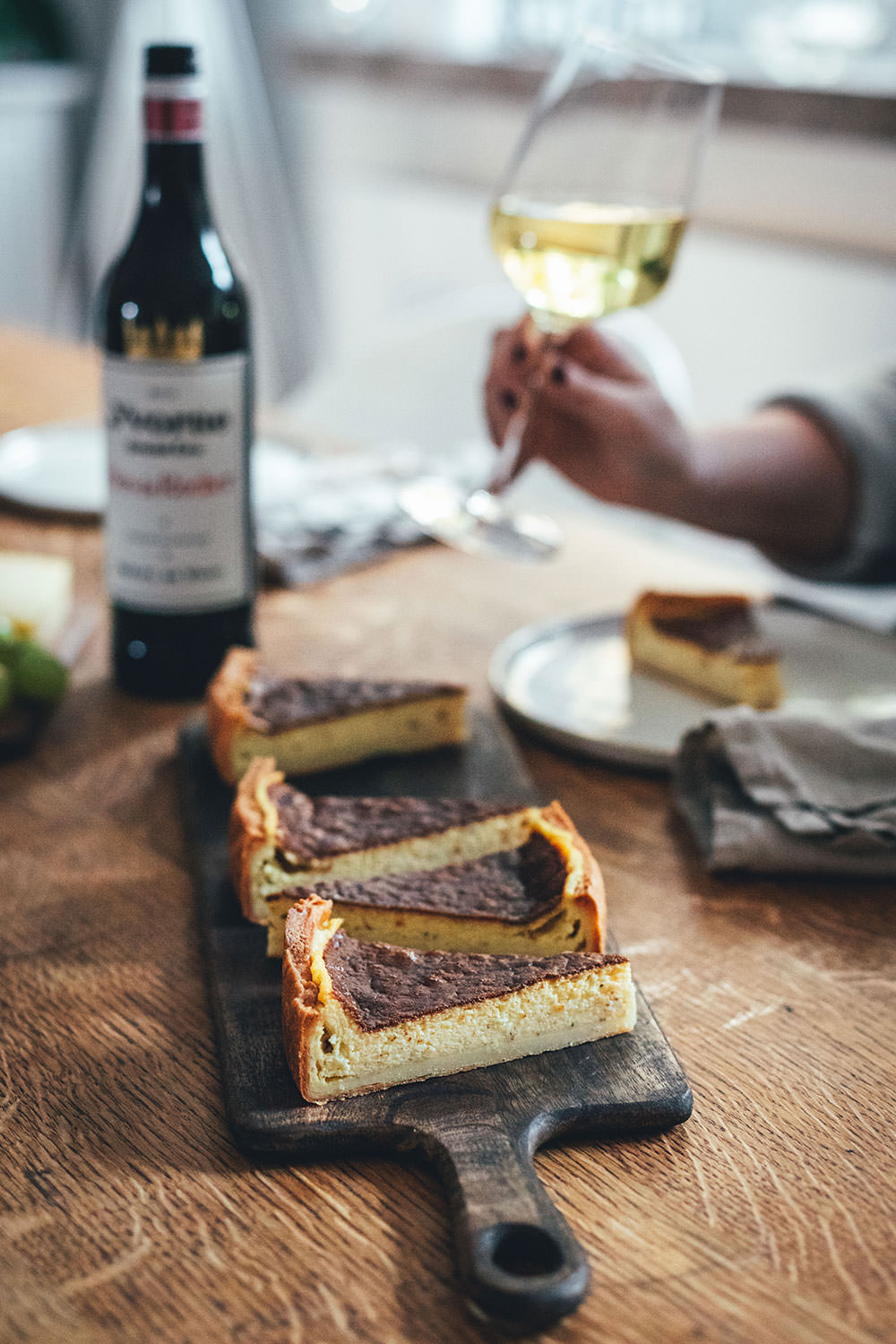 Rezept für Schweizer Käsewähe mit Gruyère und Schweizer Emmentaler. Würzige Käsetarte, die hervorragend zu einem Schweizer Weißwein wie dem Clos du Rocher Grand Cru Yvorne AOC 2019 passt. | moeyskitchen.com