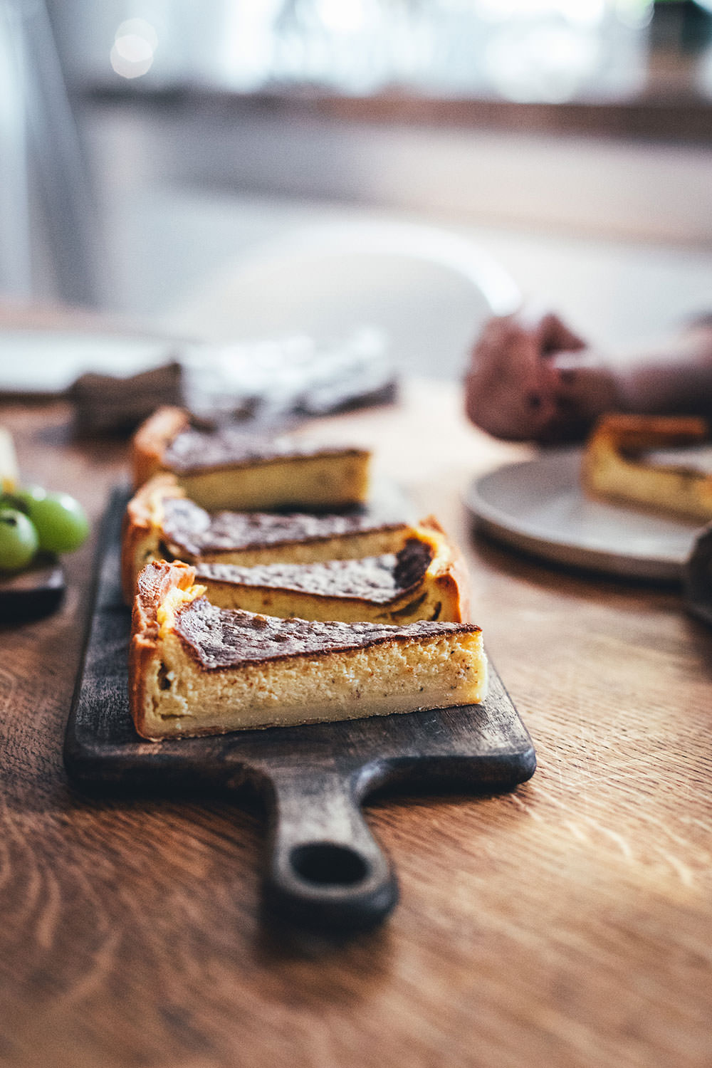 Rezept für Schweizer Käsewähe mit Gruyère und Schweizer Emmentaler. Würzige Käsetarte, die hervorragend zu einem Schweizer Weißwein wie dem Clos du Rocher Grand Cru Yvorne AOC 2019 passt. | moeyskitchen.com