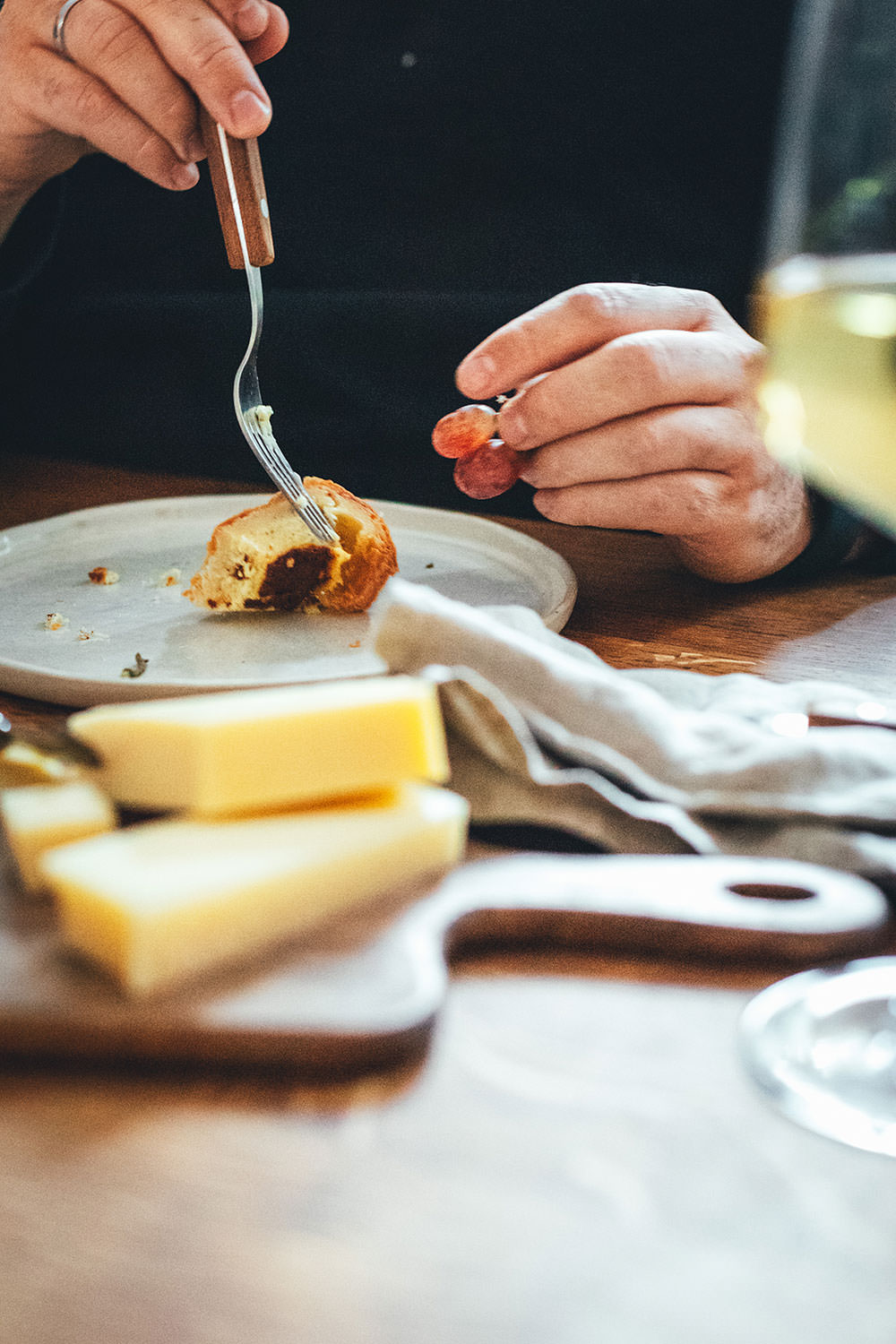 Rezept für Schweizer Käsewähe mit Gruyère und Schweizer Emmentaler. Würzige Käsetarte, die hervorragend zu einem Schweizer Weißwein passt. | moeyskitchen.com