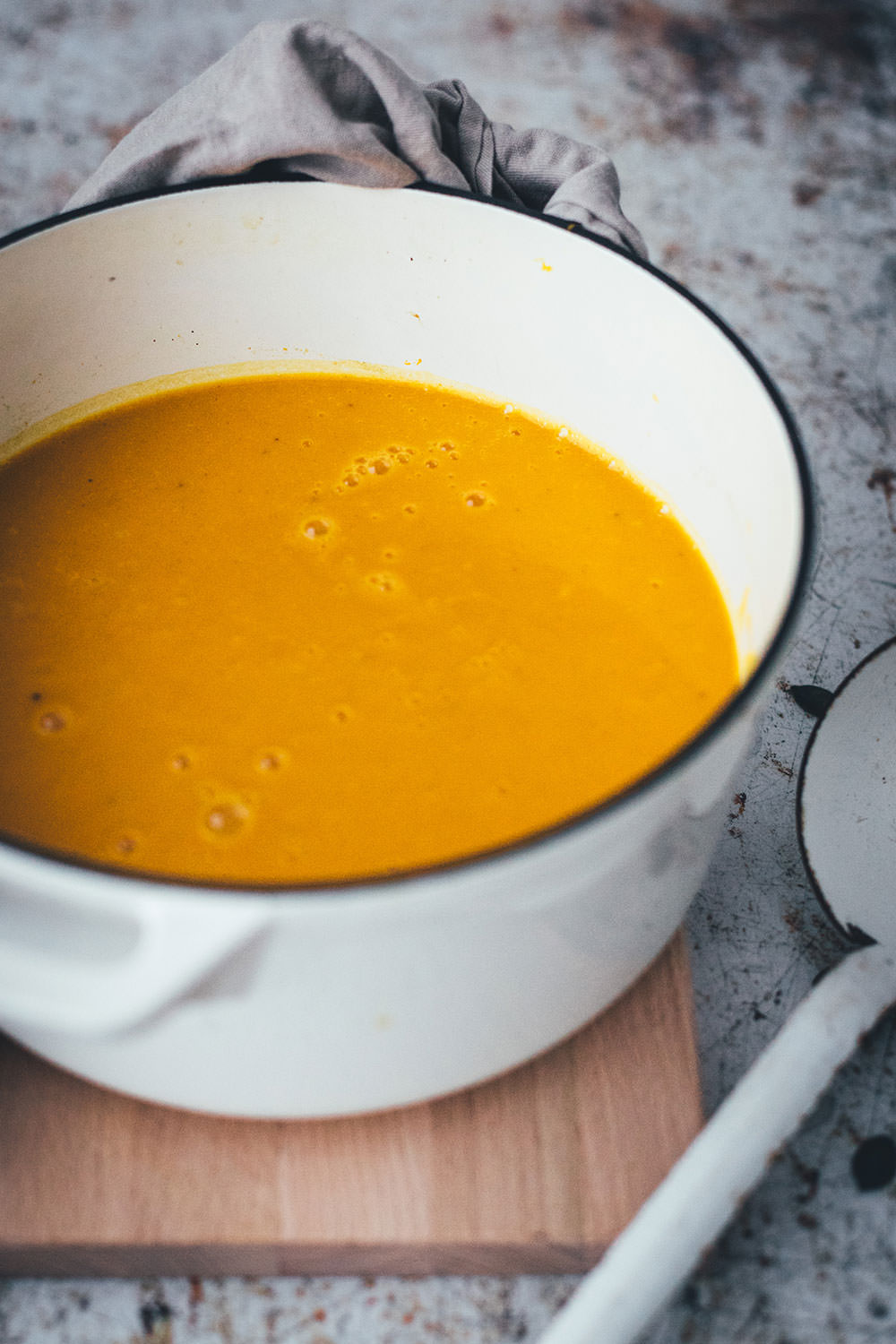 Rezept für klassische Kürbissuppe. Ganz einfache und unkomplizierte, vegetarische Suppe aus Hokkaido Kürbis, Kartoffeln und Möhren. Verfeinert mit Sahne und Kürbiskernen und mit Curry abgeschmeckt. Blitzschnell auf dem Tisch und so lecker! | moeyskitchen.com