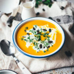 Rezept für klassische Kürbissuppe. Ganz einfache und unkomplizierte, vegetarische Suppe aus Hokkaido Kürbis, Kartoffeln und Möhren. Verfeinert mit Sahne und Kürbiskernen und mit Curry abgeschmeckt. Blitzschnell auf dem Tisch und so lecker! | moeyskitchen.com