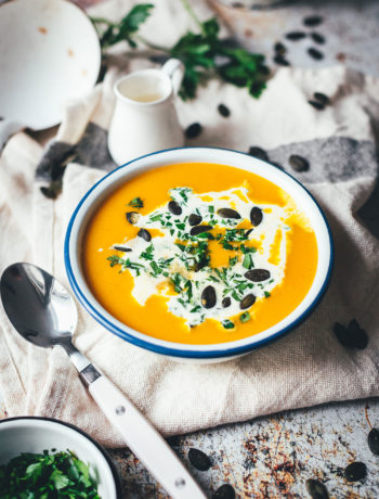 Rezept für klassische Kürbissuppe. Ganz einfache und unkomplizierte, vegetarische Suppe aus Hokkaido Kürbis, Kartoffeln und Möhren. Verfeinert mit Sahne und Kürbiskernen und mit Curry abgeschmeckt. Blitzschnell auf dem Tisch und so lecker! | moeyskitchen.com