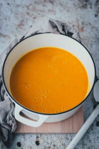 Frisch pürierte Kürbissuppe im Topf