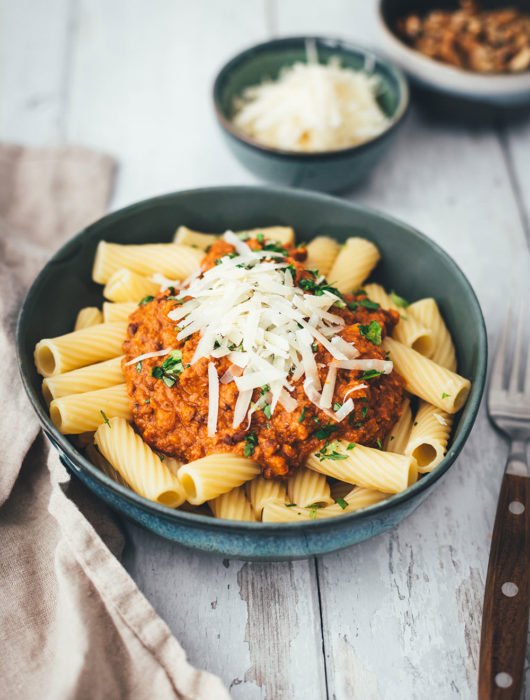 Rezept für vegetarische Bolognese Sauce. In dieser schnellen Variante verwende ich braune Linsen und knackige Walnusskerne. Ganz ohne Fleischersatzprodukte, Tofu oder Pilze! Das Ergebnis ist eine wunderbar cremige Pastasauce, die in ihrer Grundform vegan ist, schnell auf dem Tisch steht und der ganzen Familie schmeckt! | moeyskitchen.com