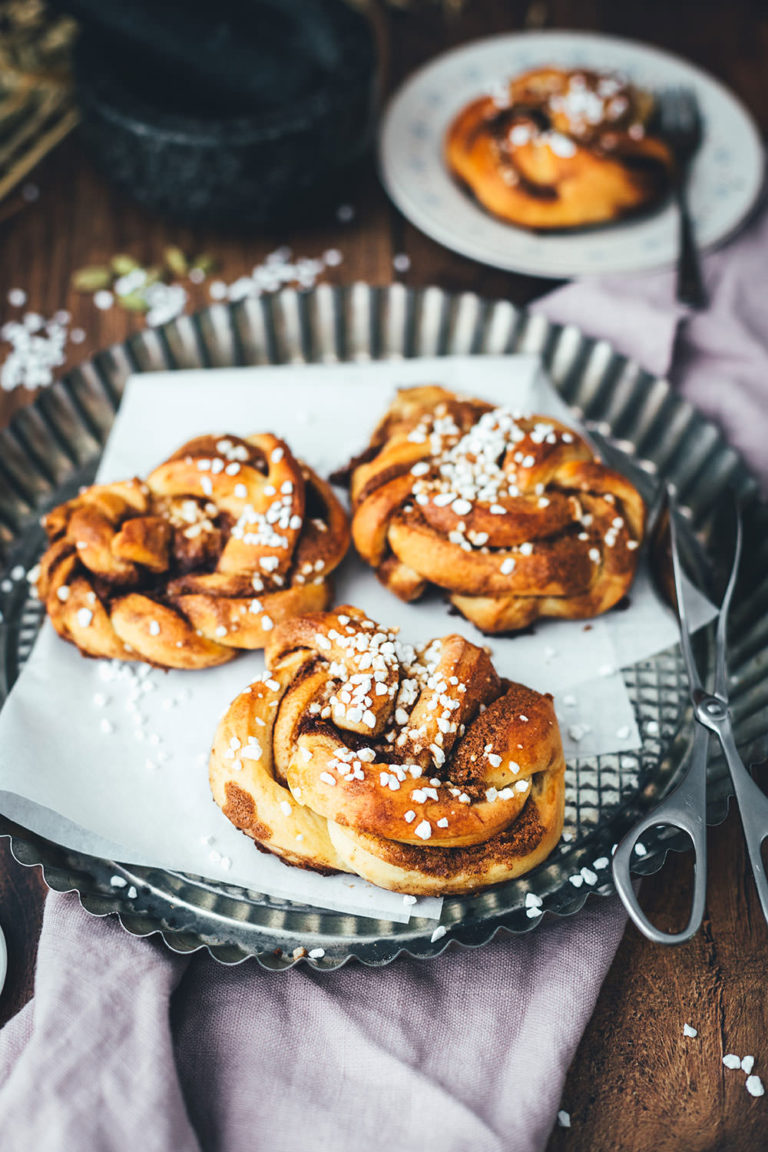 Zimtknoten mit Kardamom – schwedische Zimtschnecken (Kanelknutar ...