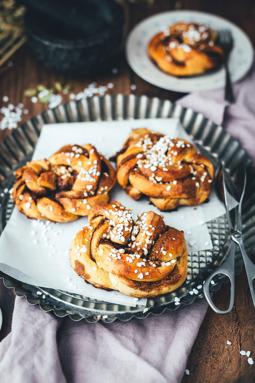 Rezept für schwedische Zimknoten – Kanelknutar sind saftige Zimtschnecken aus weichem Hefeteig und leckerer Füllung mit Zimt und braunem Zucker. Die Hefeschnecken werden beim Backen außen richtig schön knusprig und innen weich. Skandinavische Zimtschnecken und Zimtknoten werden traditionell mit Kardamom gebacken und lassen sich schnell und einfach zubereiten. Außerdem kann man sie hervorragend aufbacken! | moeyskitchen.com