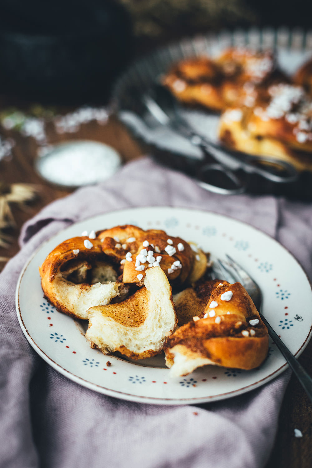 Rezept für schwedische Zimknoten – Kanelknutar sind saftige Zimtschnecken aus weichem Hefeteig und leckerer Füllung mit Zimt und braunem Zucker. Die Hefeschnecken werden beim Backen außen richtig schön knusprig und innen weich. Skandinavische Zimtschnecken und Zimtknoten werden traditionell mit Kardamom gebacken und lassen sich schnell und einfach zubereiten. Außerdem kann man sie hervorragend aufbacken! | moeyskitchen.com