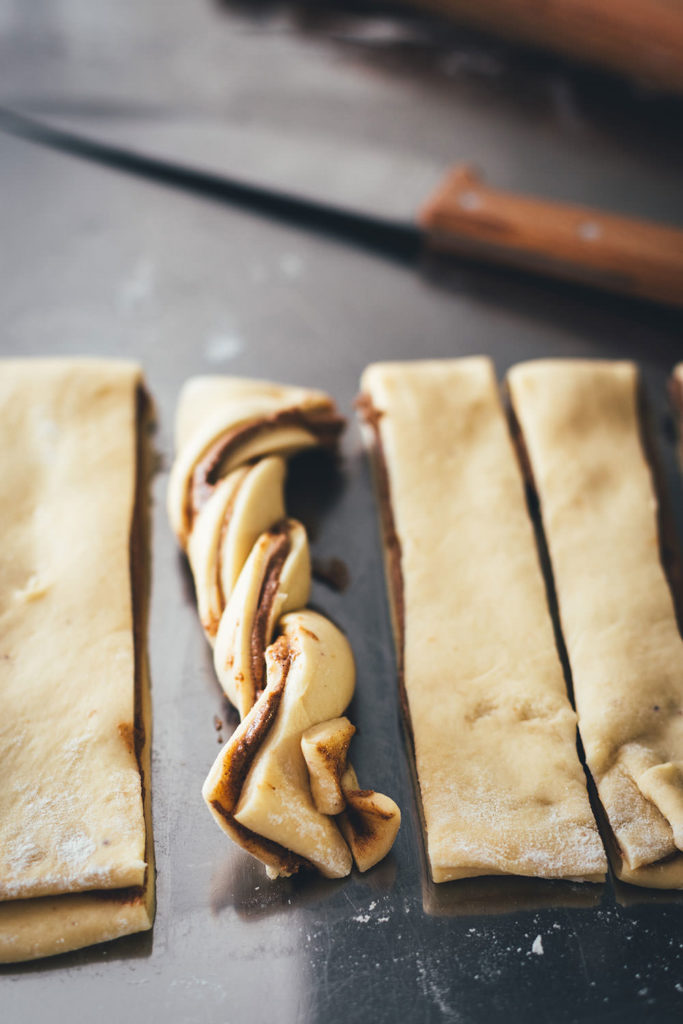 Rezept für schwedische Zimknoten – Kanelknutar sind saftige Zimtschnecken aus weichem Hefeteig und leckerer Füllung mit Zimt und braunem Zucker. Die Hefeschnecken werden beim Backen außen richtig schön knusprig und innen weich. Skandinavische Zimtschnecken und Zimtknoten werden traditionell mit Kardamom gebacken und lassen sich schnell und einfach zubereiten. Außerdem kann man sie hervorragend aufbacken! | moeyskitchen.com