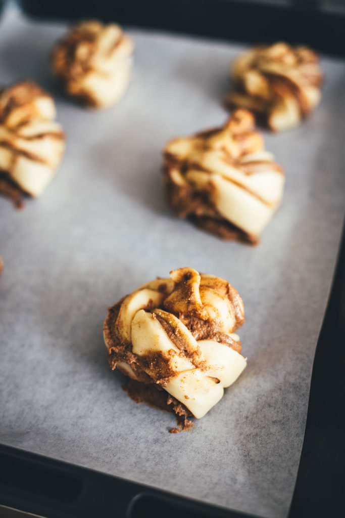 Rezept für schwedische Zimknoten – Kanelknutar sind saftige Zimtschnecken aus weichem Hefeteig und leckerer Füllung mit Zimt und braunem Zucker. Die Hefeschnecken werden beim Backen außen richtig schön knusprig und innen weich. Skandinavische Zimtschnecken und Zimtknoten werden traditionell mit Kardamom gebacken und lassen sich schnell und einfach zubereiten. Außerdem kann man sie hervorragend aufbacken! | moeyskitchen.com