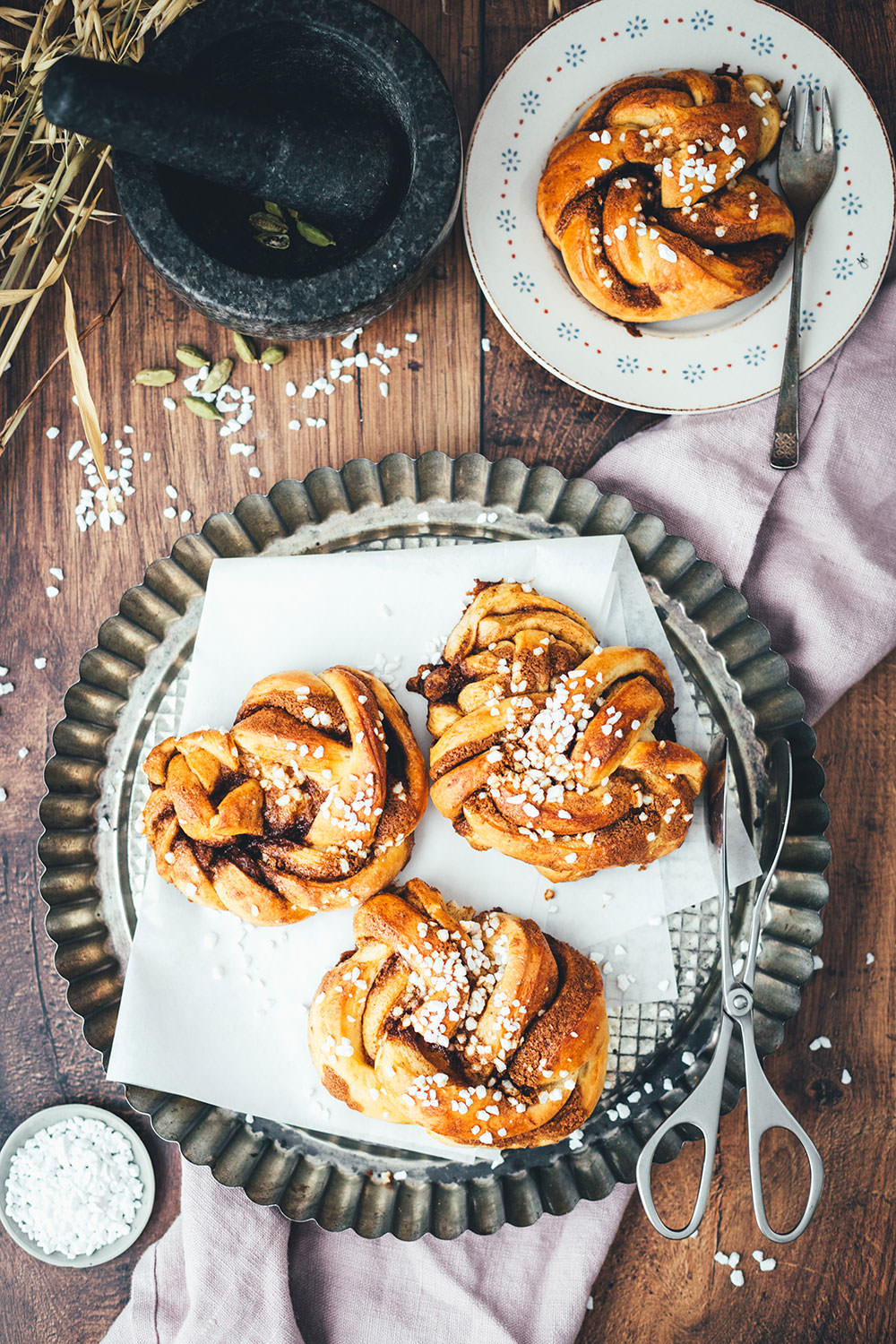 Rezept für schwedische Zimknoten – Kanelknutar sind saftige Zimtschnecken aus weichem Hefeteig und leckerer Füllung mit Zimt und braunem Zucker. Die Hefeschnecken werden beim Backen außen richtig schön knusprig und innen weich. Skandinavische Zimtschnecken und Zimtknoten werden traditionell mit Kardamom gebacken und lassen sich schnell und einfach zubereiten. Außerdem kann man sie hervorragend aufbacken! | moeyskitchen.com