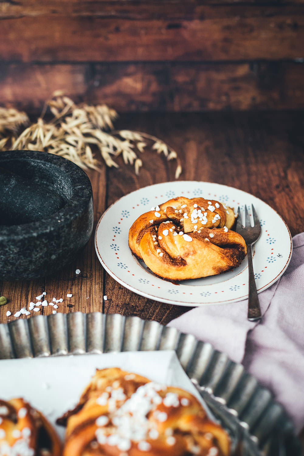 Rezept für schwedische Zimknoten – Kanelknutar sind saftige Zimtschnecken aus weichem Hefeteig und leckerer Füllung mit Zimt und braunem Zucker. Die Hefeschnecken werden beim Backen außen richtig schön knusprig und innen weich. Skandinavische Zimtschnecken und Zimtknoten werden traditionell mit Kardamom gebacken und lassen sich schnell und einfach zubereiten. Außerdem kann man sie hervorragend aufbacken! | moeyskitchen.com
