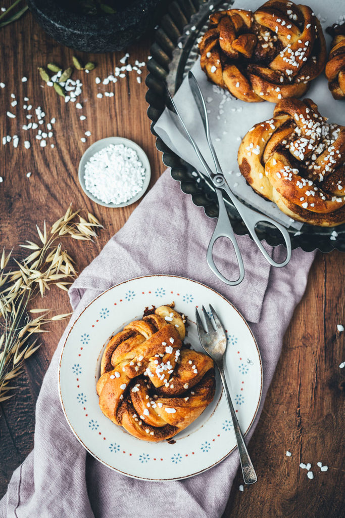 Zimtknoten mit Kardamom – schwedische Zimtschnecken (Kanelknutar ...